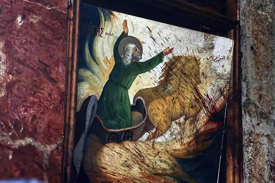Manchas de sangre en una pintura religiosa dentro de la Iglesia de San Elías, donde un atacante suicida se inmoló | Junio 22, 2025 (Foto: Ghaith Alsayed / AP)