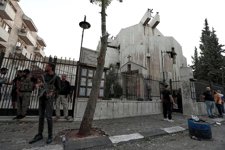 Tras el ataque suicida, fuerzas de seguridad hacen guardia afuera de la Iglesia de San Elías, en Douweila | Junio 22, 2025 (Foto: Omar Sanadiki / AP)