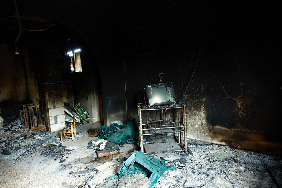 Dentro de una casa incendiada en Al-Qabu. Muchos pueblos y barrios alauitas permanecen prácticamente vacíos meses después de los asesinatos. Sus antiguos residentes no tienen a que regresar (Foto: Reuters/Stringer)