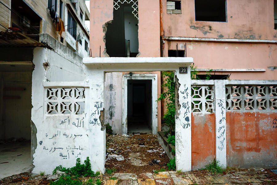Una casa destruida en Jableh con un grafiti en las paredes que dice "Viva Siria, libre y orgullosa". Los ciudadanos alauitas describieron el vandalismo sistemático de sus hogares (Foto: Reuters/Stringer)