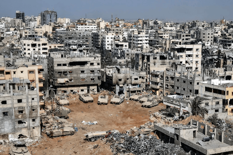 Tanques y blindados israelíes ubicados frente al Hospital Jordano de la ciudad de Gaza | Octubre 3, 2025 (Foto: Jack Guez / AP)