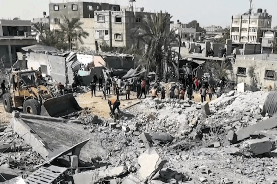 Palestinos se reúnen frente a un edificio destruido por bombardeos israelíes en Khan Yunis, al sur de la Franja | Octubre 25, 2024 (Foto: AP)