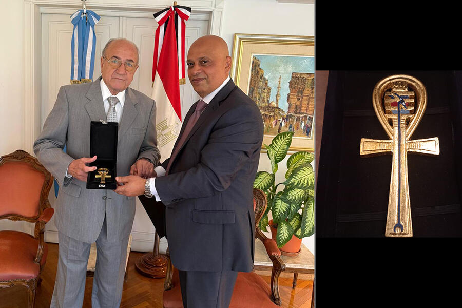 El Sr. Embajador de la República Árabe de Egipto, S.E. Yasser Mahmoud Abed, hizo entrega de un obsequio en reconocimiento al director del Diario Sirio Libanés