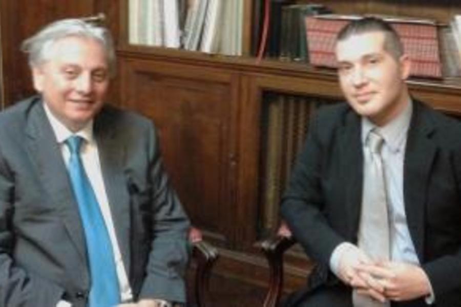 Embajador charlando con el DSL