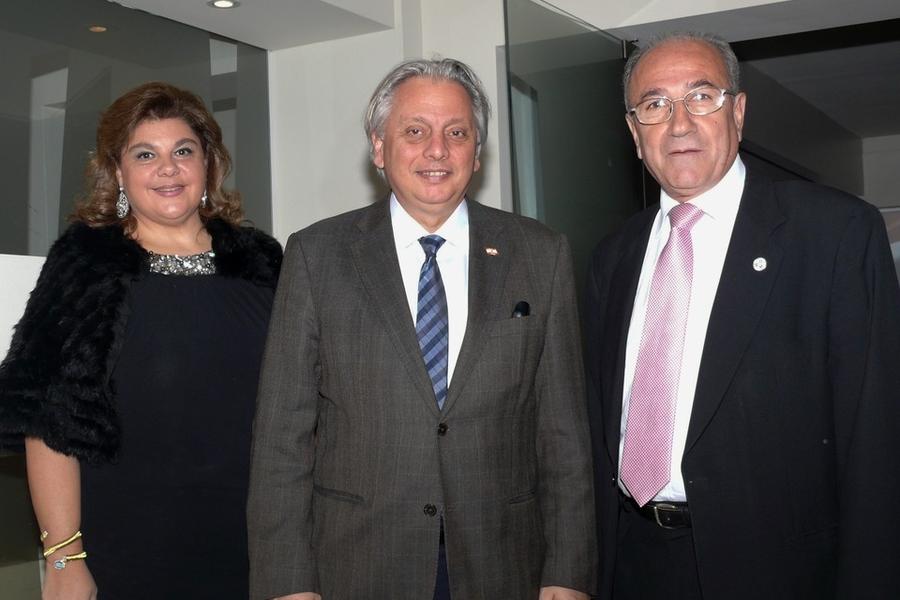 El embajador del Líbano, Antonio Naser Andary junto a su esposa y Yaoudat Brahim