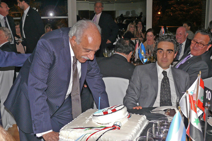 El presidente del club cortando la torta