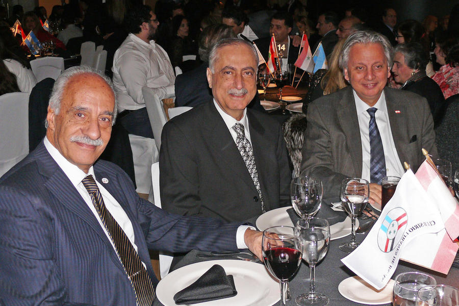 El presidente del Club Sirio Libanes, Adib Attie, junto a Hamzeh Dawalibi (Embajador de Siria) y Antonio Naser Andary (Embajador del Líbano)