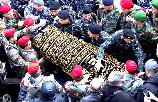 Soldados cargan ataud del ex primer ministro Karame (Foto  DaiyStar)
