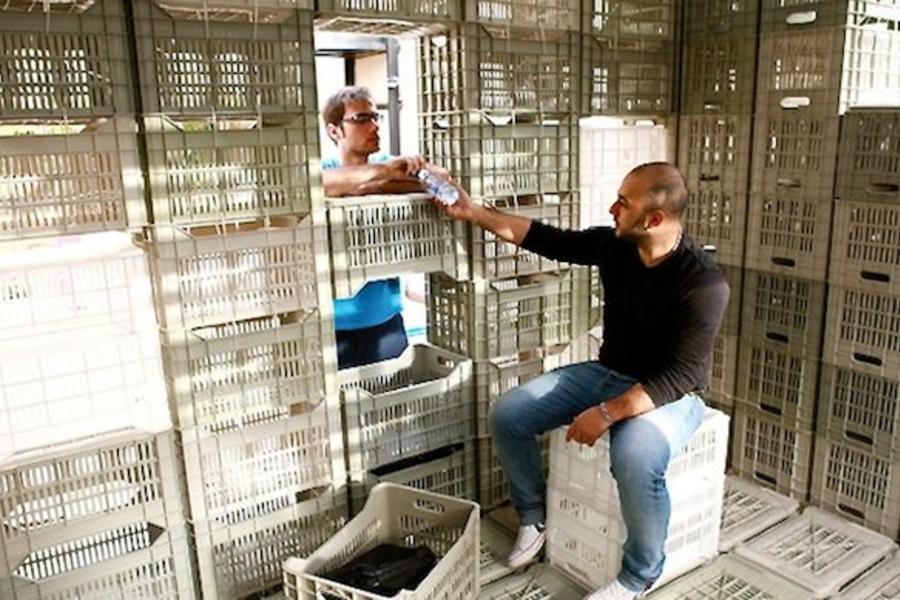 Estudiantes libaneses construyen un refugio con cajas de plástico