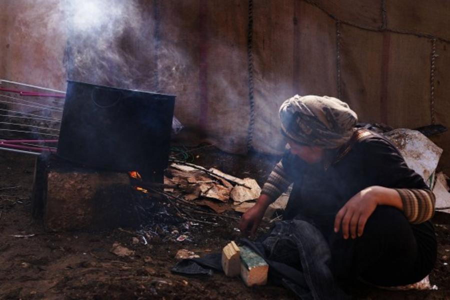 Una exiliada siria cocina en el campo de refugiados del valle de Bekaa en Líbano / Getty