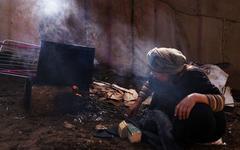 Una exiliada siria cocina en el campo de refugiados del valle de Bekaa en Líbano / Getty