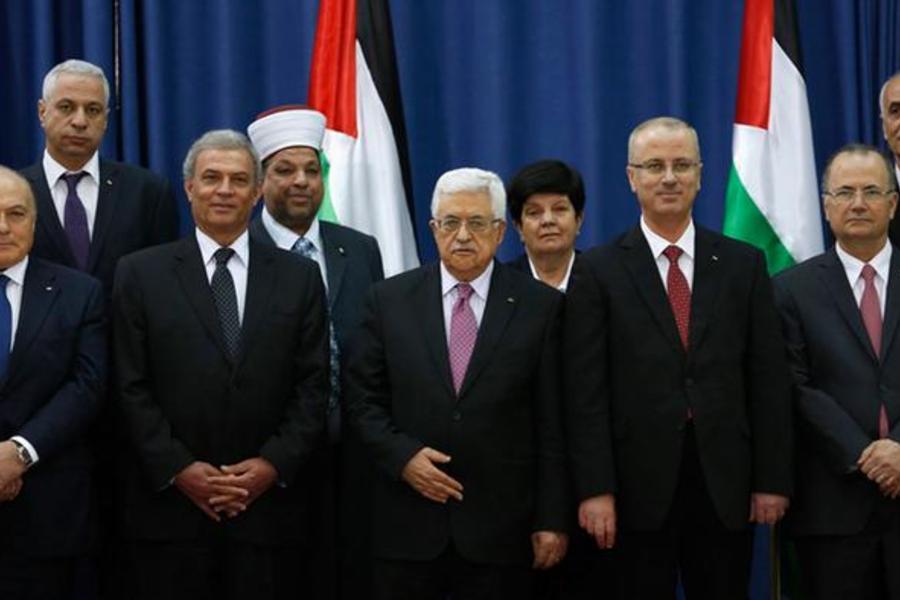 Mahmoud Abbas con las nuevas autoridades palestinas 