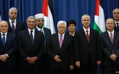 Mahmoud Abbas con las nuevas autoridades palestinas 