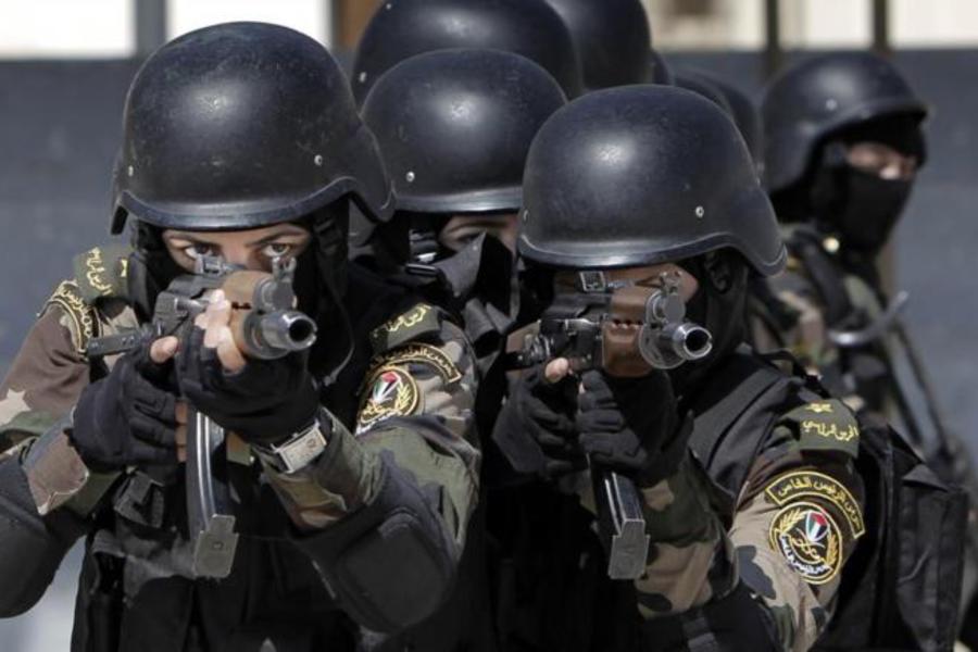  Entrenamiento en Jericó de las 22 palestinas que formarán parte de... Entrenamiento en Jericó de las 22 palestinas que formarán parte de la Guardia Presidencial. 