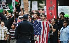 Unas 2.000 personas se concentraron en Times Square de Nueva York para protestar contra el bombardeo de la Franja de Gaza. 