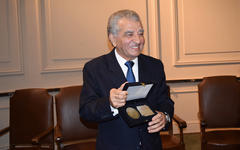 Dr. Hugo Said Alume recibiendo el galardón "Maestro de la Medicina" (junio de 2015)