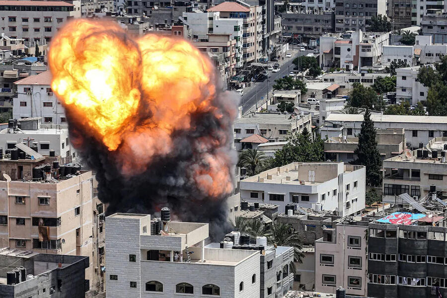 El humo se eleva luego de un ataque aéreo israelí contra el edificio familiar Halife en la ciudad de Gaza | Agosto 6, 2022 (Foto: Mustafa Hassona / Anadolu)