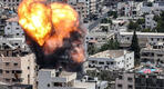 El humo se eleva luego de un ataque aéreo israelí contra el edificio familiar Halife en la ciudad de Gaza | Agosto 6, 2022 (Foto: Mustafa Hassona / Anadolu)