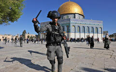 Un miembro de las fuerzas de seguridad del régimen israelí ataca a los fieles en la mezquita de la Cúpula de la Roca en el complejo de al-Aqsa de Jerusalén | Abril 15, 2022 (Foto: AFP)
