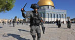 Un miembro de las fuerzas de seguridad del régimen israelí ataca a los fieles en la mezquita de la Cúpula de la Roca en el complejo de al-Aqsa de Jerusalén | Abril 15, 2022 (Foto: AFP)