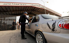 Policía jordano revisa un automóvil en el puesto de control del cruce fronterizo de Jaber en Jordania, cerca del puesto de control de Nasib en Siria. (Foto Muhammad Hamed / Reuters)