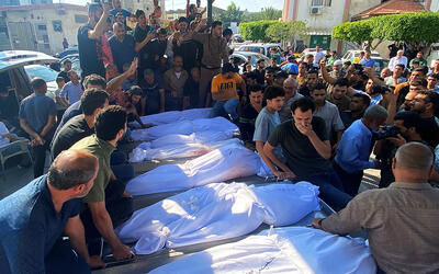 Dolientes asisten al funeral de los mártires de la familia palestina al-Agha, que murieron en ataques israelíes, en Khan Younis, en el sur de la Franja de Gaza, el 14 de octubre de 2023 (Foto: Arafat Barbakh / Reuters) Dolientes asisten al funeral de los mártires de la familia palestina al-Agha, que murieron en ataques israelíes, en Khan Younis, en el sur de la Franja de Gaza, el 14 de octubre de 2023 (Foto: Arafat Barbakh / Reuters)