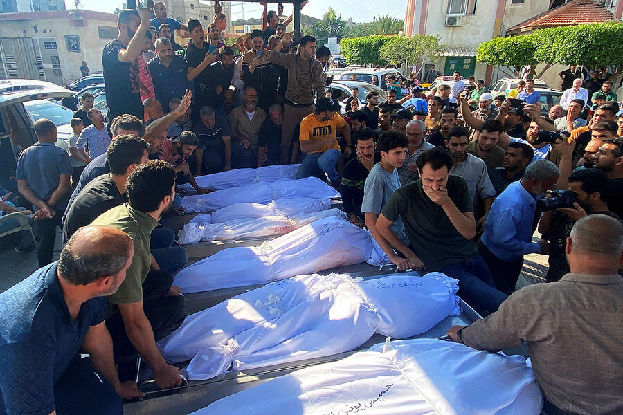 Dolientes asisten al funeral de los mártires de la familia palestina al-Agha, que murieron en ataques israelíes, en Khan Younis, en el sur de la Franja de Gaza, el 14 de octubre de 2023 (Foto: Arafat Barbakh / Reuters)