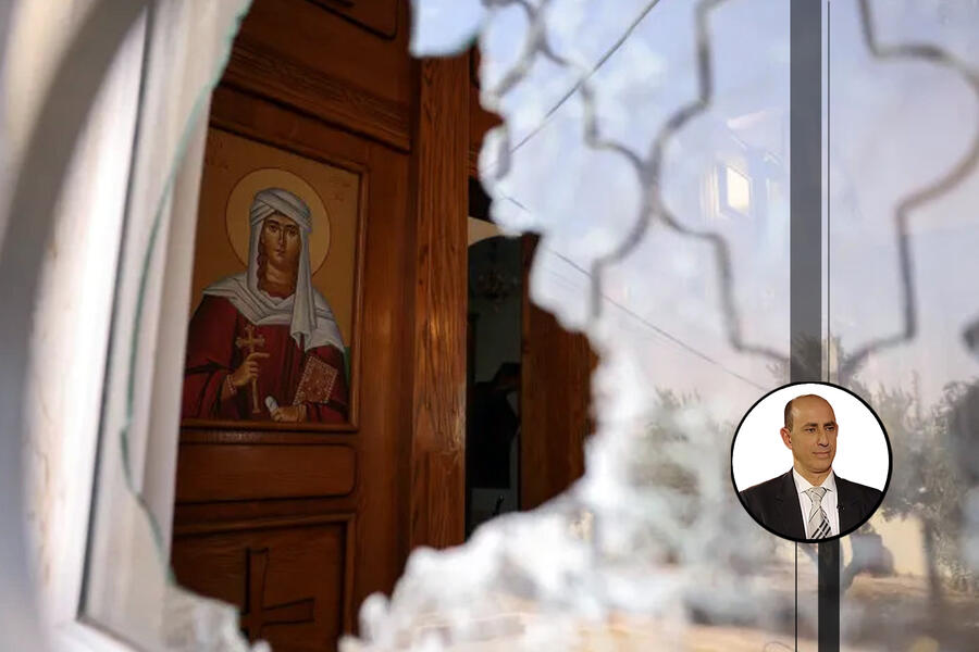 Una ventana rota en la parroquia Ortodoxa Griega San Jorge, donde hombres armados abrieron fuego durante un funeral en el pueblo de Hamoud, Karak, Jordania, el 23 de octubre (Foto: Alaa Al Sukhni/Reuters / Edición gráfica DSL)