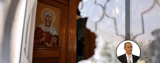 Una ventana rota en la parroquia Ortodoxa Griega San Jorge, donde hombres armados abrieron fuego durante un funeral en el pueblo de Hamoud, Karak, Jordania, el 23 de octubre (Foto: Alaa Al Sukhni/Reuters / Edición gráfica DSL)