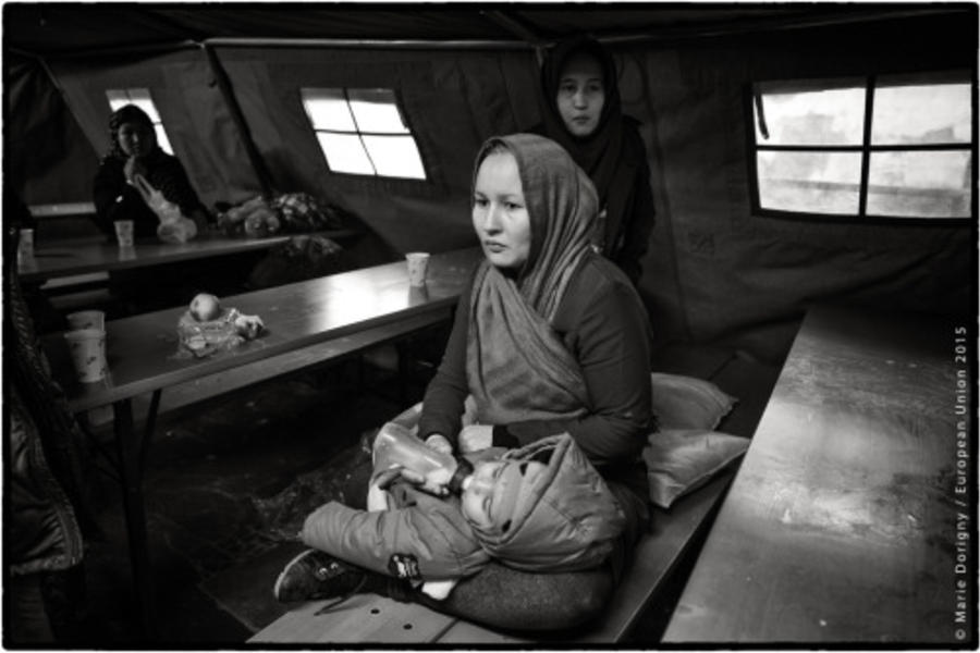 Refugiadas esperan antes de subir al tren que las llevará a Alemania (Foto Marie Dorigny  UE 2015).