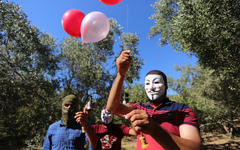 Los globos incendiarios no son mortales como lo es el arsenal de Israel (Foto: Ashraf Amra / APA Images)