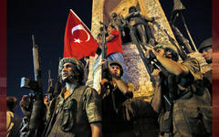 Soldados en Plaza Taksim en Estambul mientras los manifestantes protestaban contra el golpe (Emrah Gurel / Associated Press).