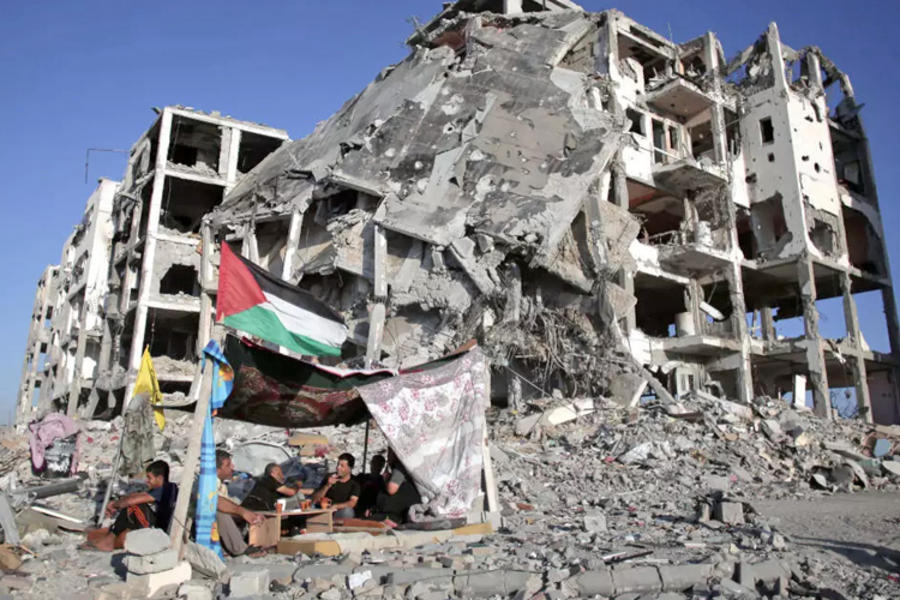 Foto de supervivientes palestinos a los bombardeos ordenados por Israel en Gaza en el 2014, extraída de nota de prensa de France24 titulala «Des responsables israéliens bientot devant la CPI. Une décision pas que symbolique», edición del 9/02/2021.