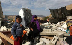 Los palestinos revisan los escombros de su casa después de que fue demolida por el régimen israelí el 10/2/2016 en la aldea de Jeftlek en Cisjordania, en el valle del Jordán cerca de Jericó (Foto: Jaafar Ashtiyeh / AFP)