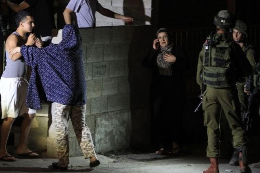 Soldados israelíes interrogan a una familia palestina durante un allanamiento en Ramallah Foto: AFP