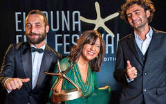 (De izquierda a derecha) Yahya Mahayni, Kaouther Ben Hania y Nadim Cheikhrouha con el premio a la “Mejor narrativa árabe” en la clausura del Festival de Cine de Gouna, el 30 de octubre. AFP.