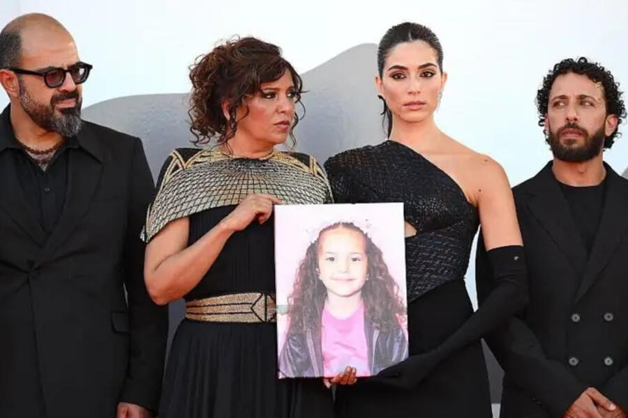 La película fue ovacionada de pie durante 23 minutos. De izq. a der: el actor palestino Amer Hlehel, la directora del film, la cineasta tunecina Kaouther Ben Hania, la actriz jordano canadiense Saja Kilani y el actor palestino Motaz Malhees con una imagen de Hind Rajab (Foto: EPA)