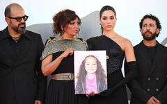 La película fue ovacionada de pie durante 23 minutos. De izq. a der: el actor palestino Amer Hlehel, la directora del film, la cineasta tunecina Kaouther Ben Hania, la actriz jordano canadiense Saja Kilani y el actor palestino Motaz Malhees con una imagen de Hind Rajab (Foto: EPA)