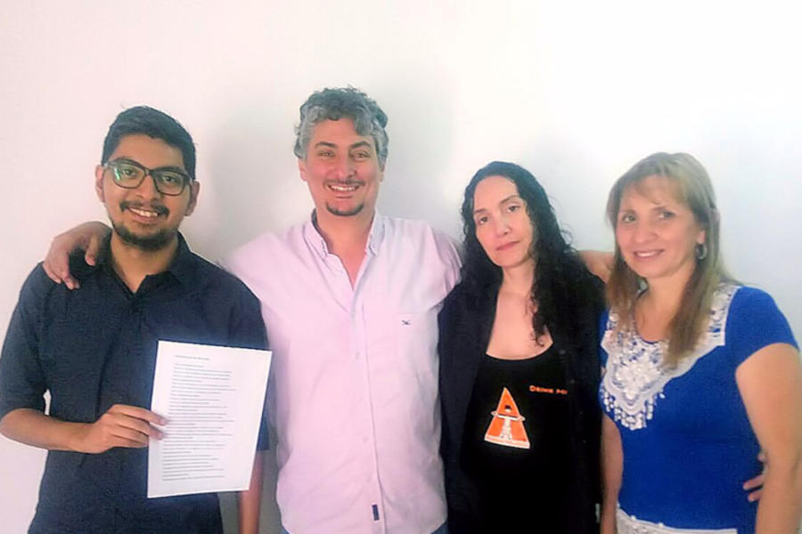De izq. a der.: Mario Flores, poeta ganador del concurso; Lic. Ciro Esper, presidente de la Sociedad Sirio Libanesa de Tartagal; Lic. Melina Chavez Mecle, Jurado; Prof. Gloria Torres, Jurado.