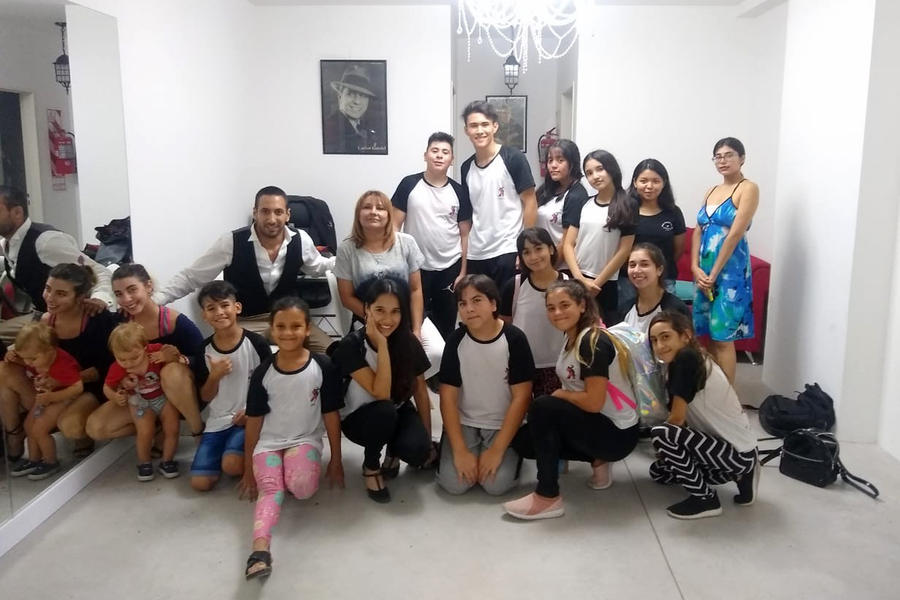 El Profesor Emir Fares junto a los niños practicantes de Tango en el CDC Caminito