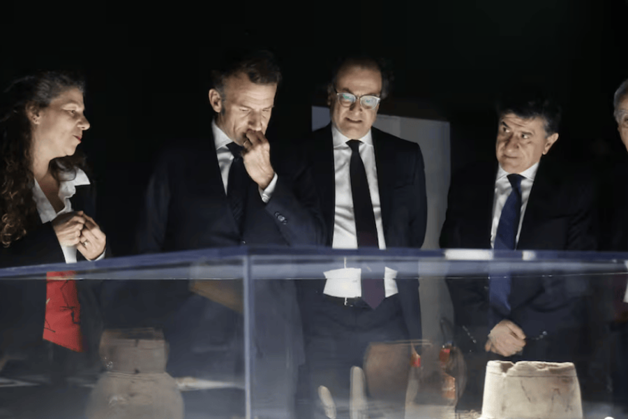 Macron inaugura en París exposición con 400 piezas del patrimonio libanés
