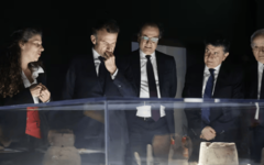 Macron inaugura en París exposición con 400 piezas del patrimonio libanés