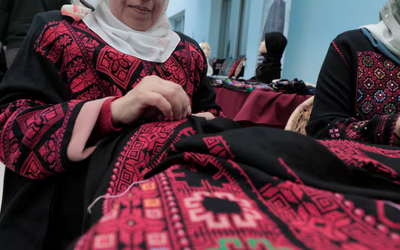 La exposición de la Bienal de Venecia presenta obras de mujeres palestinas que documentan los efectos de la guerra en Gaza, según los organizadores. Foto: UNRWA.