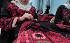 La exposición de la Bienal de Venecia presenta obras de mujeres palestinas que documentan los efectos de la guerra en Gaza, según los organizadores. Foto: UNRWA.