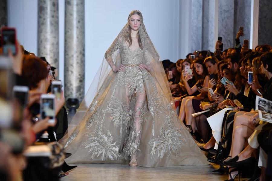 Elie Saab presenta sus nuevos diseños en la semana de la moda en París.