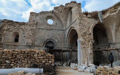 Voluntarios en Gaza salvan los últimos libros de una biblioteca en ruinas