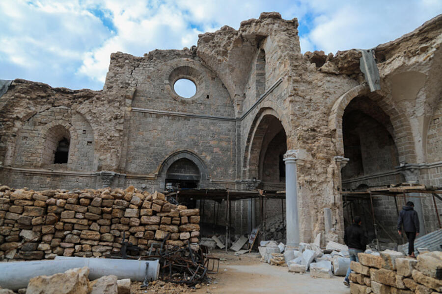 Voluntarios en Gaza salvan los últimos libros de una biblioteca en ruinas