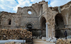 Voluntarios en Gaza salvan los últimos libros de una biblioteca en ruinas