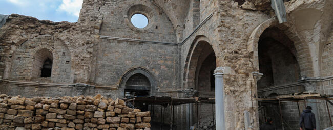 Voluntarios en Gaza salvan los últimos libros de una biblioteca en ruinas