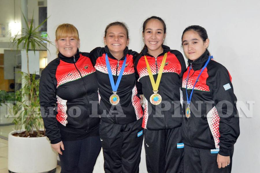 La “profe” Analía Soto, Javiera Cuesta Calvo, Marianela Renzoni y Samira Isa (Foto LA OPINION).